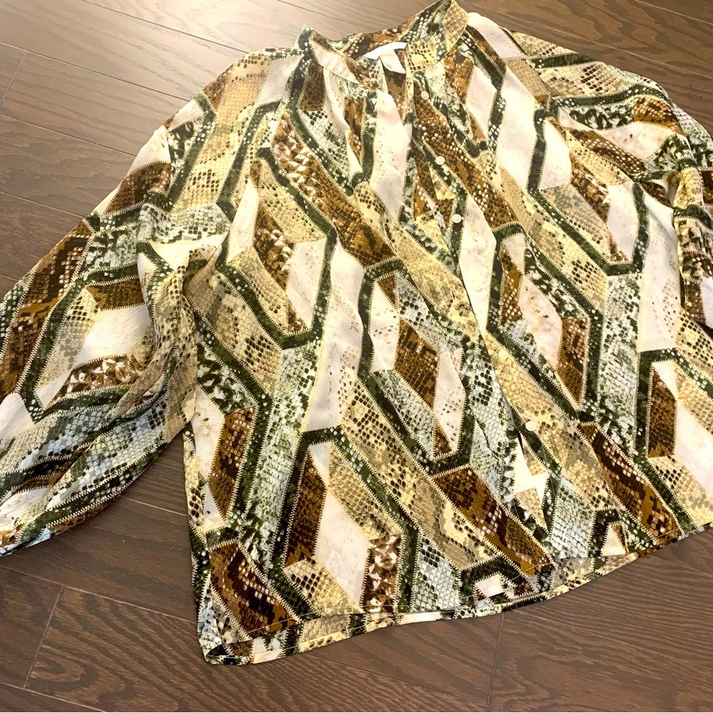Woman blouse snake style.